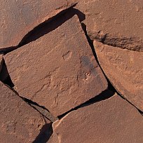 Песчаник красный рваный край 20 мм.